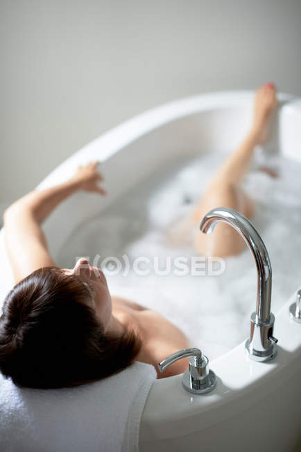 Vue du dessus d'une femme mûre sereine dans la baignoire — Photo de stock