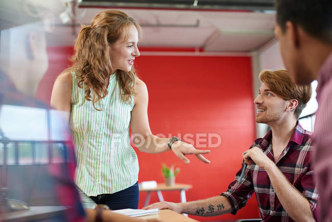 Groupe non posé de gens d'affaires créatifs dans un bureau à concept ouvert remue-méninges leur prochain projet . — Photo de stock