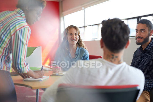 Groupe non posé de gens d'affaires créatifs dans un bureau à concept ouvert remue-méninges leur prochain projet . — Photo de stock