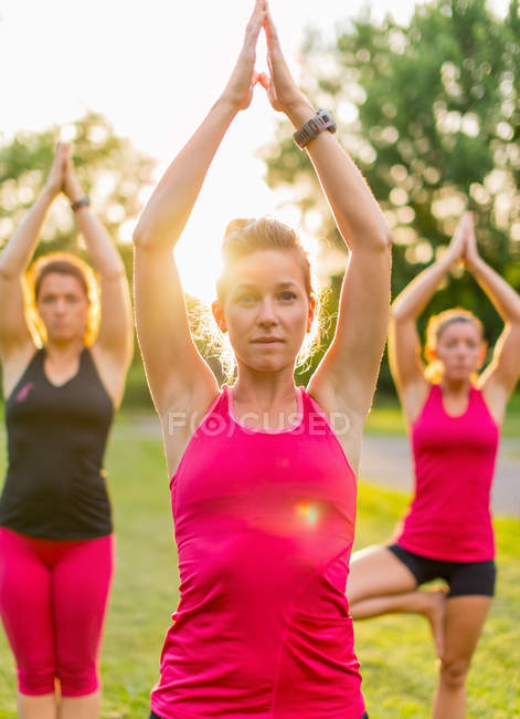 Gruppe von 3 Frauen beim Yoga bei Sonnenuntergang — Stockfoto