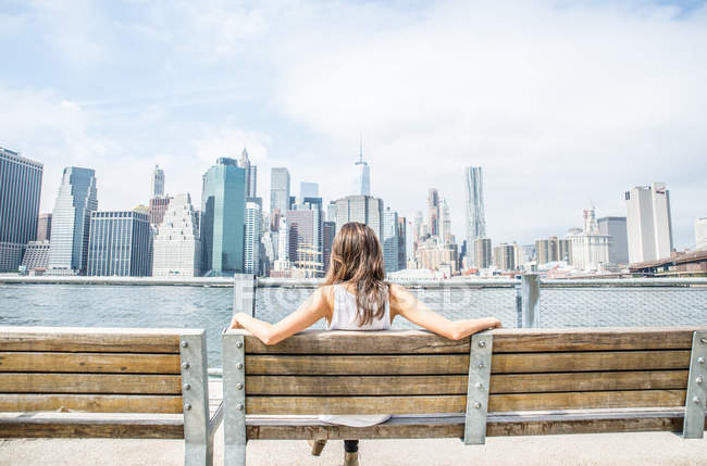 Femme regardant New York skyline — Photo de stock