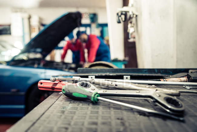 Kfz-Mechaniker bei der Arbeit — Stockfoto