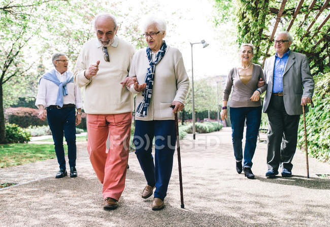 Группа пожилых людей — стоковое фото