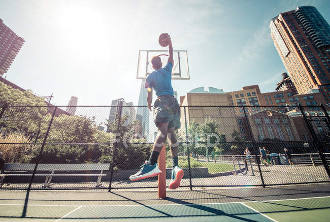 Calle atleta de baloncesto en la cancha - foto de stock