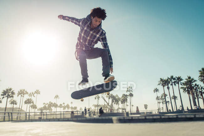 Конькобежный мальчик тренируется в скейт-парке — стоковое фото