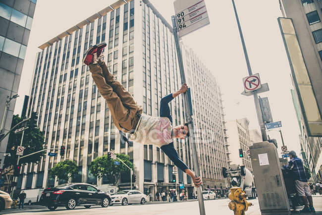 Homme faisant du parkour dans la rue — Photo de stock