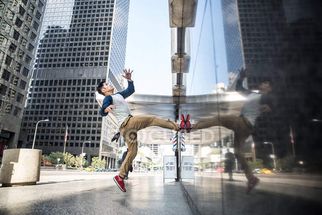 Homme faisant du parkour dans la rue — Photo de stock