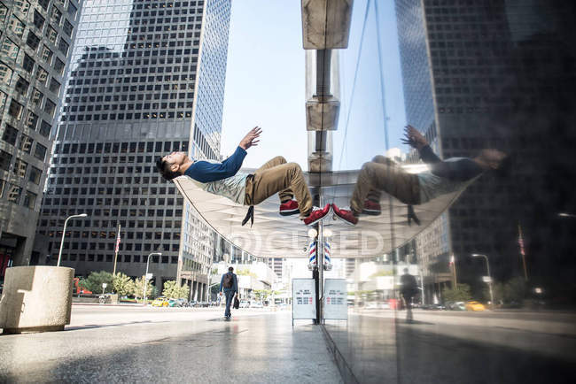 Homme faisant du parkour dans la rue — Photo de stock