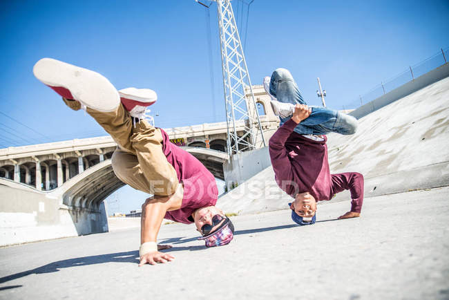 Break danseurs effectuer des tours — Photo de stock