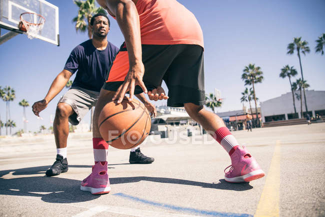 Amigos jugando baloncesto - foto de stock