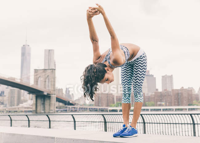 Asiatische Frau Herstellung Stretching — Stockfoto