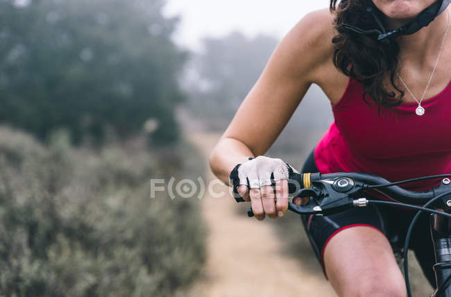 Donna che fa discesa con la mountain bike. Concetto di persone a — Foto stock