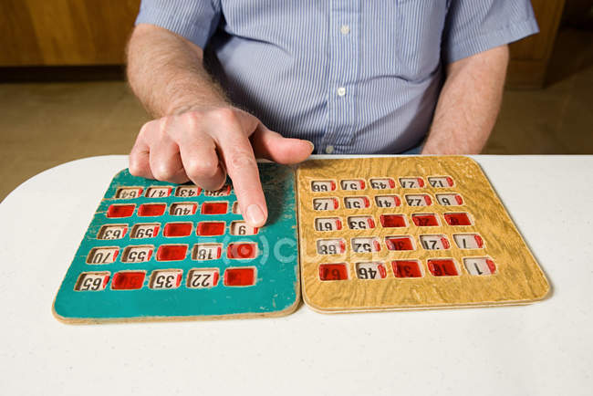 Senior Mann spielt Bingo — Stockfoto