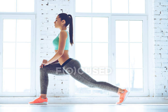 Frau in Sportkleidung dehnt sich — Stockfoto