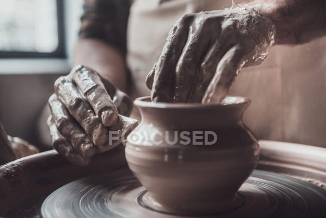 Uomo che fa pentola sulla ruota di ceramica — Foto stock