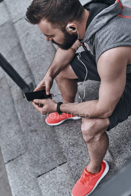 Homem em roupas esportivas ouvir música — Fotografia de Stock