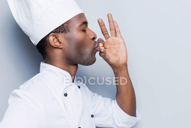 Chef africano mantendo os olhos fechados — Fotografia de Stock