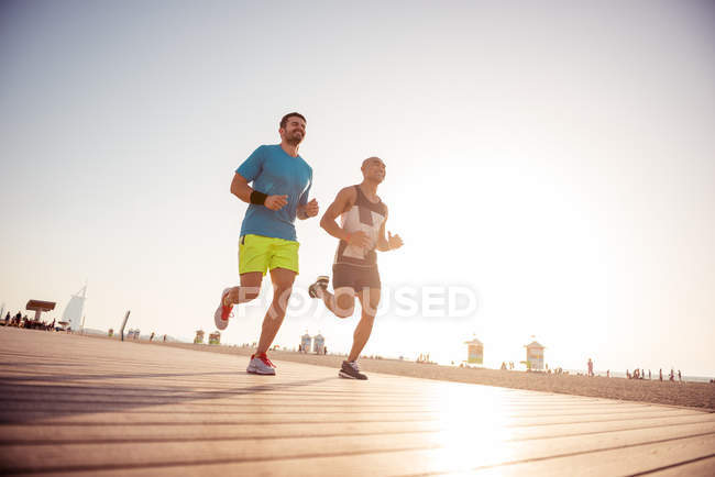 Hacer ejercicio al aire libre - foto de stock