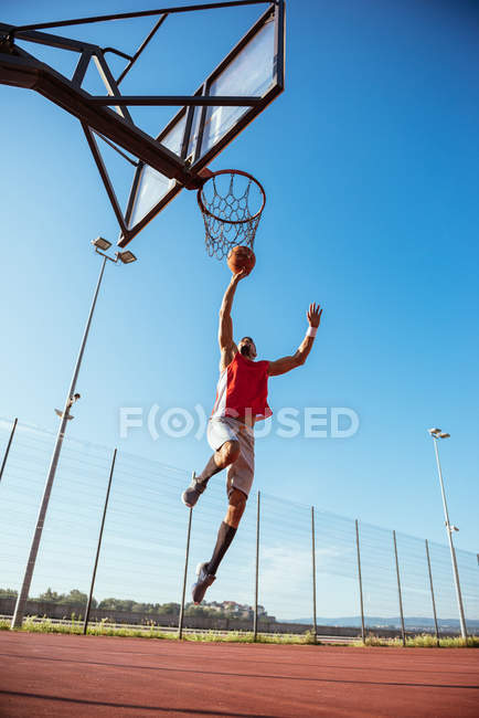 Entrenamiento de baloncesto al aire libre - foto de stock