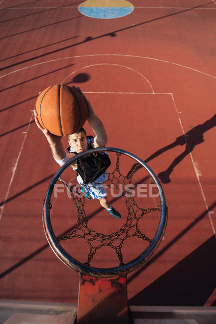 Slum dunk acción ! - foto de stock