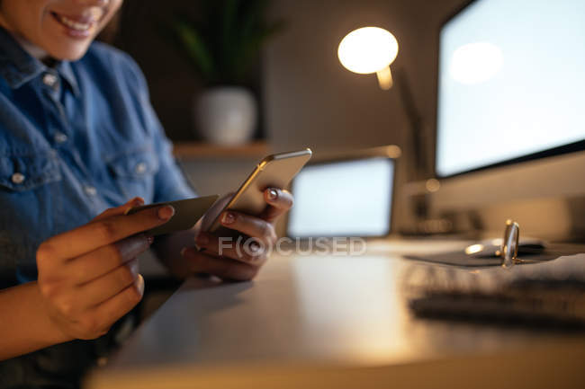 Online einkaufen, mehr einkaufen, weniger Schlangen — Stockfoto