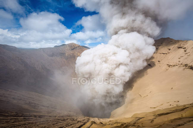 Krater des Bromovulkans im bromo tengger semeru Nationalpark, e — Stockfoto