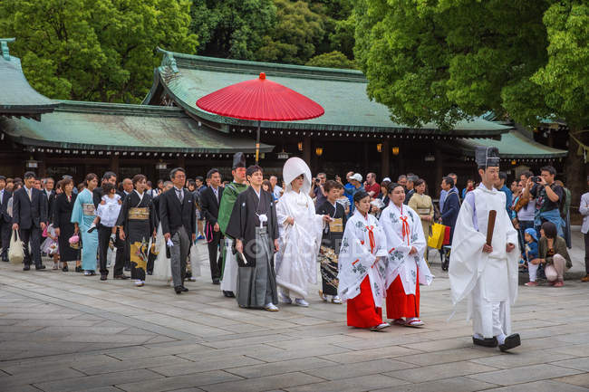 Una ceremonia tradicional de boda japonesa en el santuario de Meiji Jingu . - foto de stock