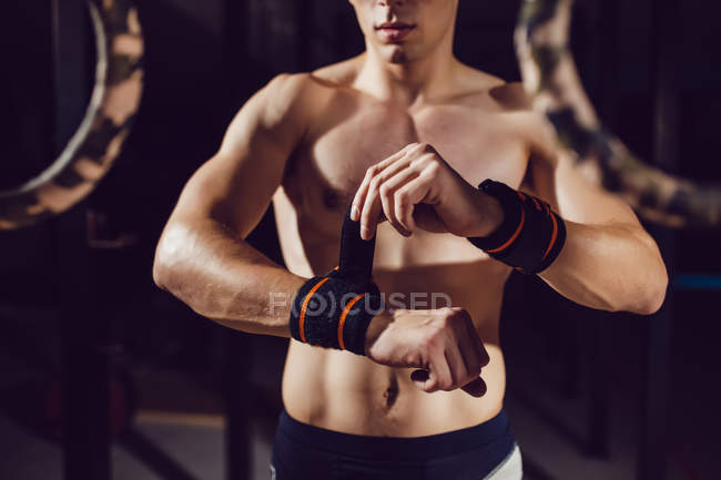 Atleta se preparar para o exercício em anéis — Fotografia de Stock