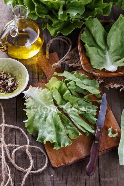 Buttersalat über rustikalem Holz — Stockfoto