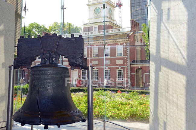 The Liberty Bell, with Independence Hall in background, Independence National Historical Park, Philadelphia, Pennsylvania, USA — Stock Photo