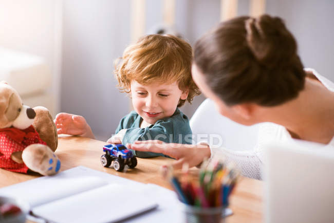 Donna che gioca con suo figlio — Foto stock