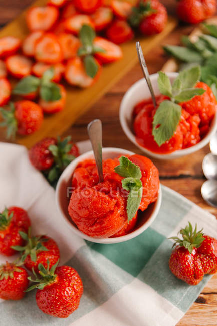 Gelato biologico alla fragola — Foto stock