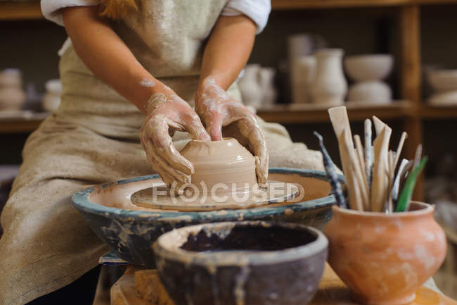 Mani di un vasaio, creando un vaso di terra sul cerchio — Foto stock