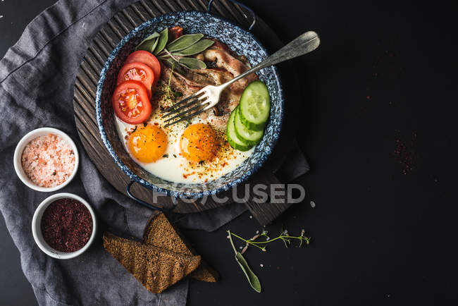 Panela de ovos fritos com bacon — Fotografia de Stock