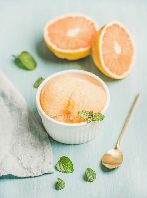 Pink grapefruit sorbet — Stock Photo