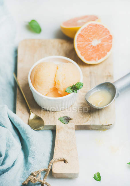 Pink grapefruit sorbet — Stock Photo