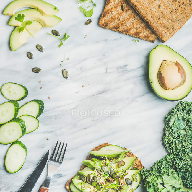 Healthy green veggie breakfast — Stock Photo