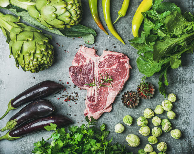 Rohes Rindfleisch T-Bone Steak mit Gemüse — Stockfoto