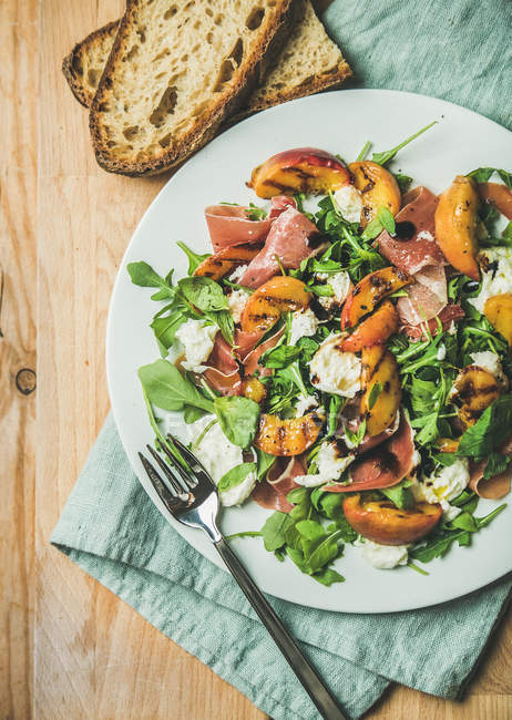 Gesunder Salat im weißen Teller — Stockfoto