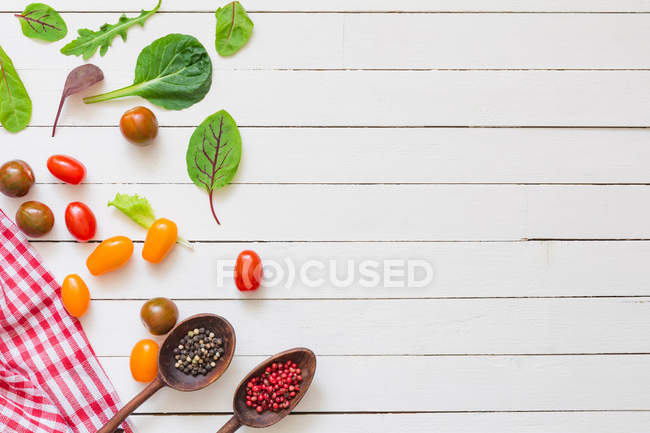 Fundo de cozinha saudável: ingredientes de cozinha frescos, especiarias em fundo de madeira branca — Fotografia de Stock