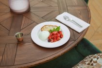 Salade fraîche servie avec mozzarella et tomates cerises — Photo de stock