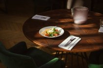 Vista de perto da deliciosa salada Caesar com camarões na mesa no restaurante — Fotografia de Stock