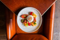 Прекрасный вид на салат с помидорами, моцареллой и базиликом на тарелке — стоковое фото