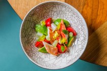 Vue du dessus de délicieuse salade saine avec des légumes frais de viande — Photo de stock