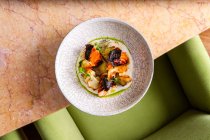 Gesundes und diätetisches Essen, Blick von oben auf Gourmetsalat mit Gemüse auf dem Teller — Stockfoto