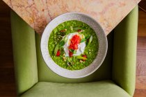 Repas sain et concept de régime avec assiette de plat vert aux herbes, vue du dessus — Photo de stock