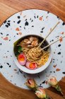 Vista superior de Ramen asiático con carne de pollo y verduras - foto de stock