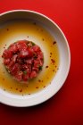 Крупним планом тарілка зі скибочками лосося на пюре з авокадо в соусі — стокове фото