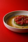 Nahaufnahme eines Tellers mit Lachsscheiben auf Avocadopüree in einer Sauce — Stockfoto