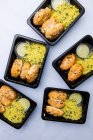 Draufsicht auf Lunchboxen mit Couscous und Fleisch auf weißem Hintergrund — Stockfoto